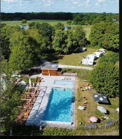 Nieuw buitenzwembad, camping Onnen (luchtfoto)